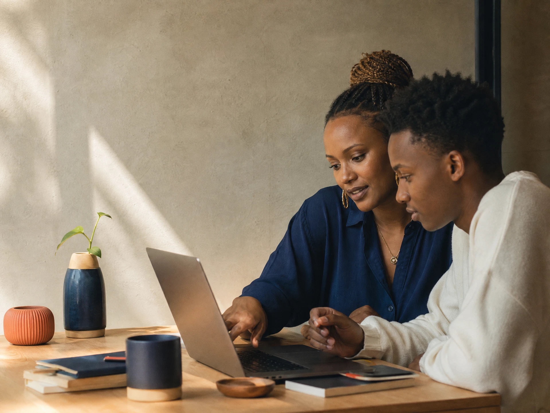 A mentor supporting a learner at LEA Labs